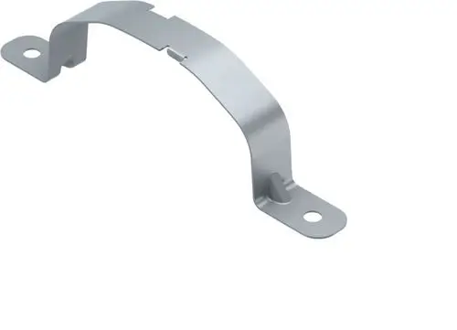 Metallene Rohrschelle von STIEBEL ELTRON Luftverteilsystem LVE KF, 231113, mit zwei Befestigungslaschen und einer geschwungenen, leicht gebogenen Oberseite.
